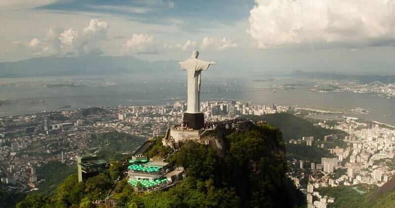 En Río de Janeiro, Brasil, en supermercados, la cerveza tiene un costo promedio de US$ 0,55 por unidad, mientras que en bares el costo promedio es de US$ 4,57. El consumo y gasto per cápita en esta ciudad brasilera es superior que en Bogotá (26 galones y US$ 743, respectivamente).