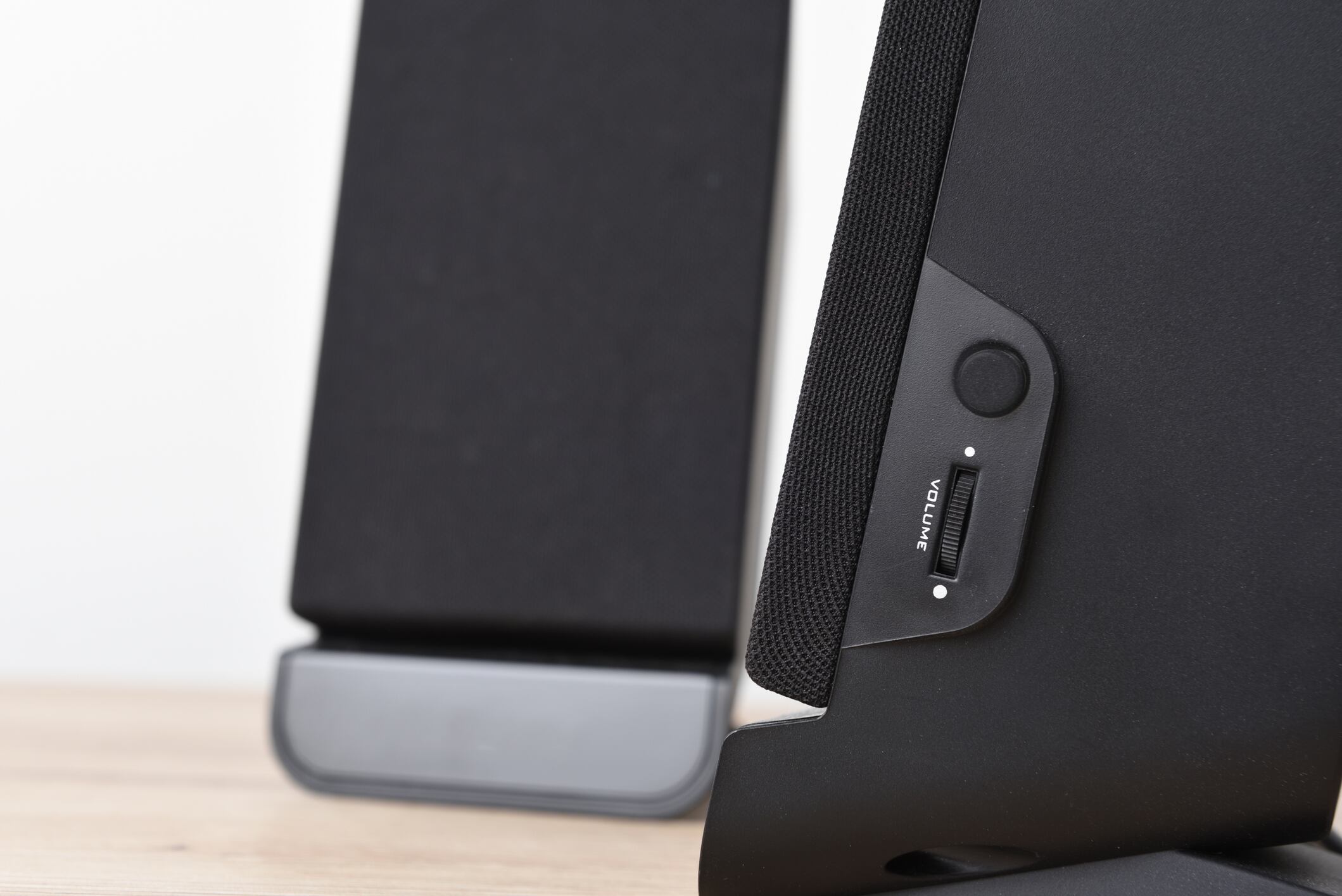 Conectar altavoces adicionales a su televisor puede ofrecer una mejora significativa en el audio, especialmente si reutiliza equipos que ya tiene en casa.