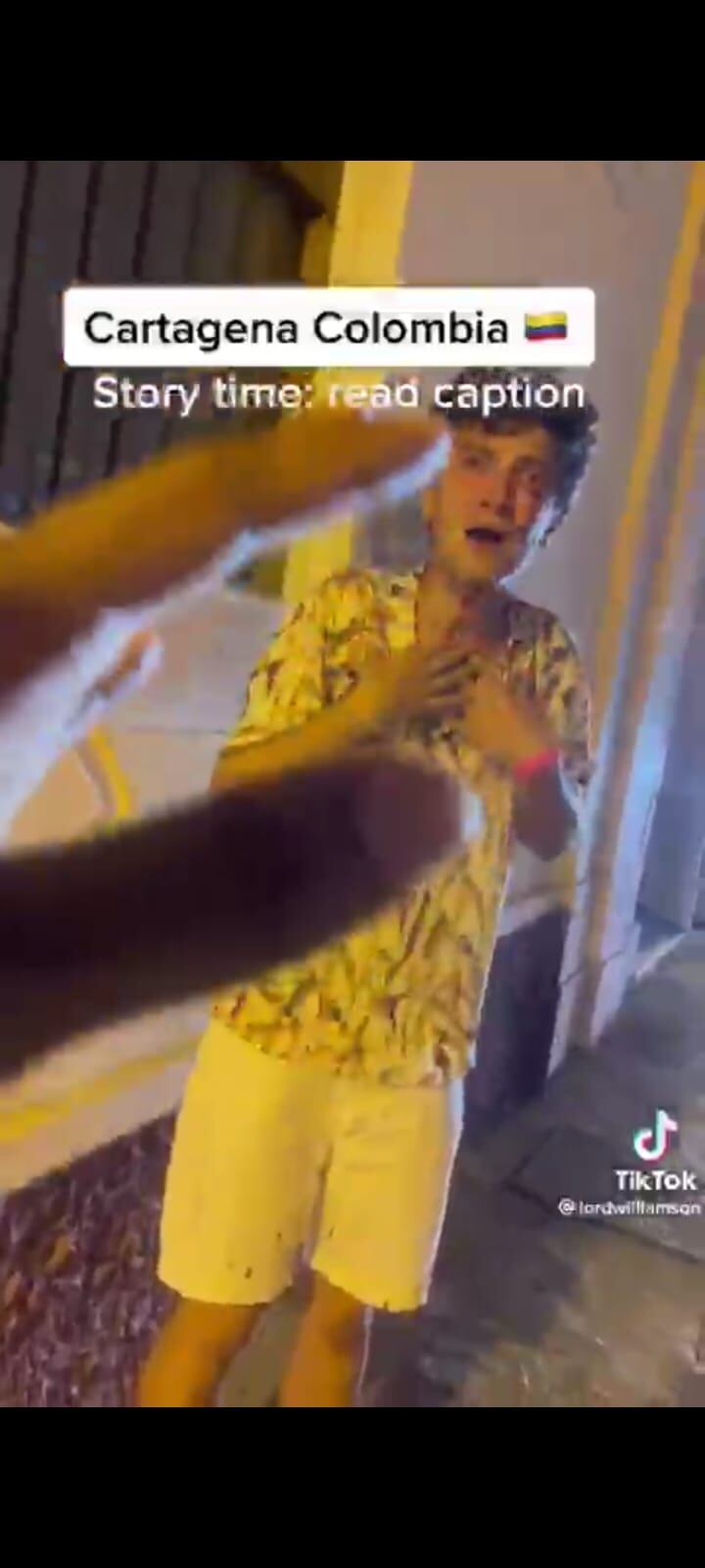 El hombre que grababa lo ayudó a llegar hasta el lugar donde se estaba hospedando.