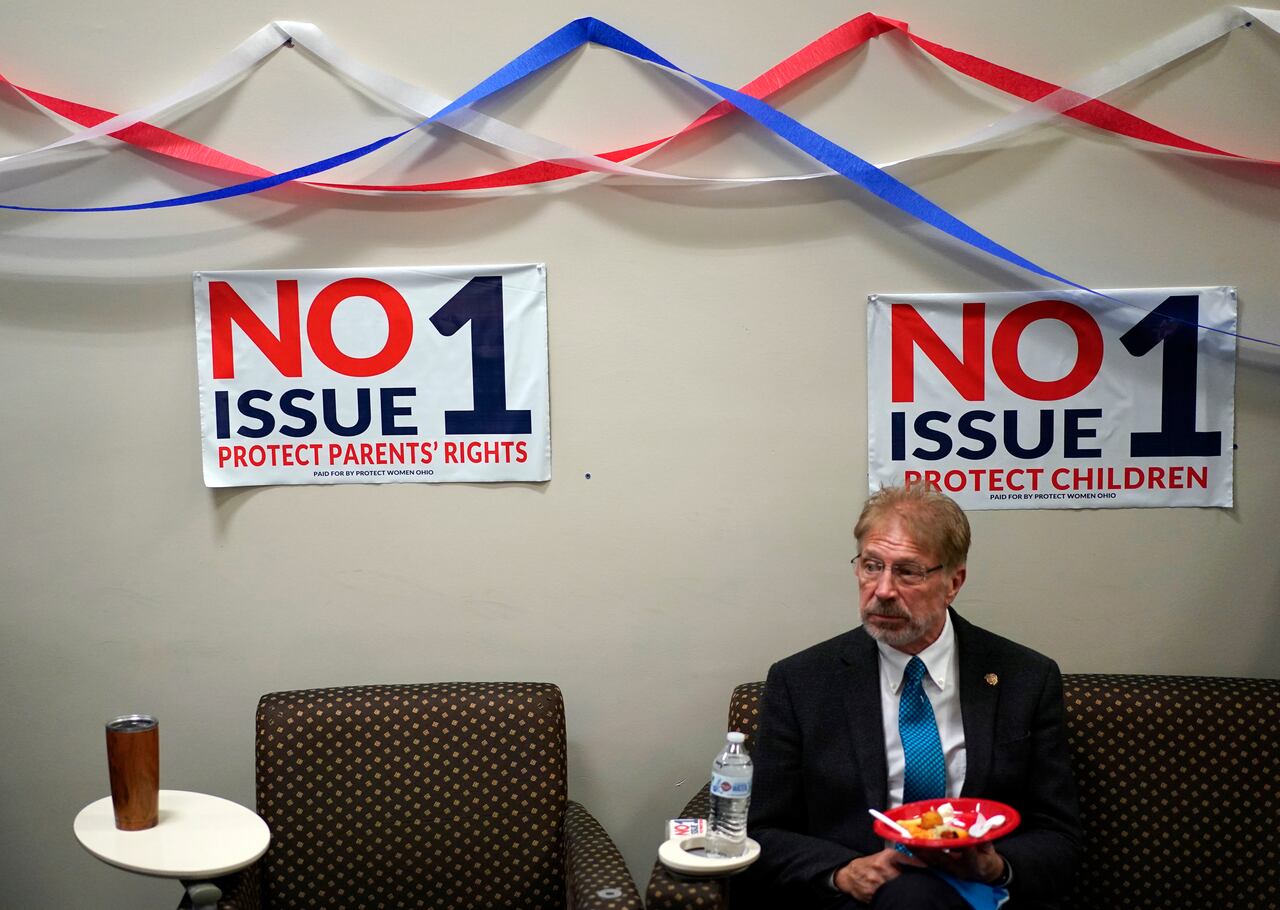Los votantes de Ohio aprobaron una enmienda constitucional que garantiza el derecho al aborto y otras formas de atención de la salud reproductiva. El resultado de las intensas elecciones del martes fue el último golpe para los opositores al aborto. (Foto AP/Carolyn Kaster)