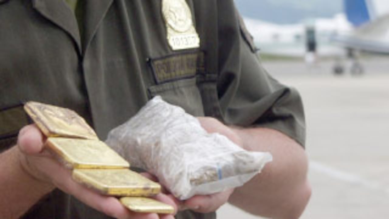 En el aeropuerto de Palonegro de Bucaramanga se han hecho insólitas incautaciones de oro. En una de ellas la Policía encontró abandonados unos lingotes en un vuelo que iba hacia Cali. Meses después un pasajero no pudo explicar el origen de varias láminas y polvo de ese metal, por eso se le decomisó