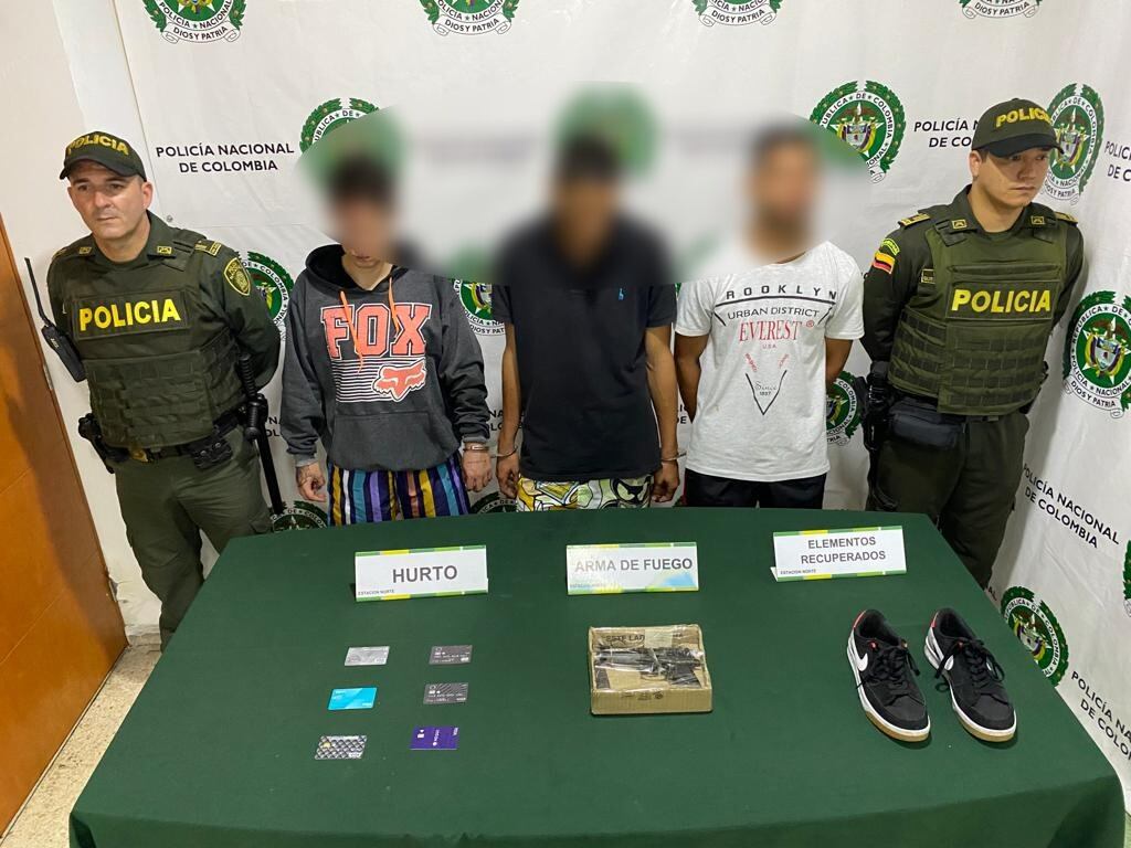 Los señalados delincuentes fueron capturados cuando usaban las tarjetas de crédito de la víctima.