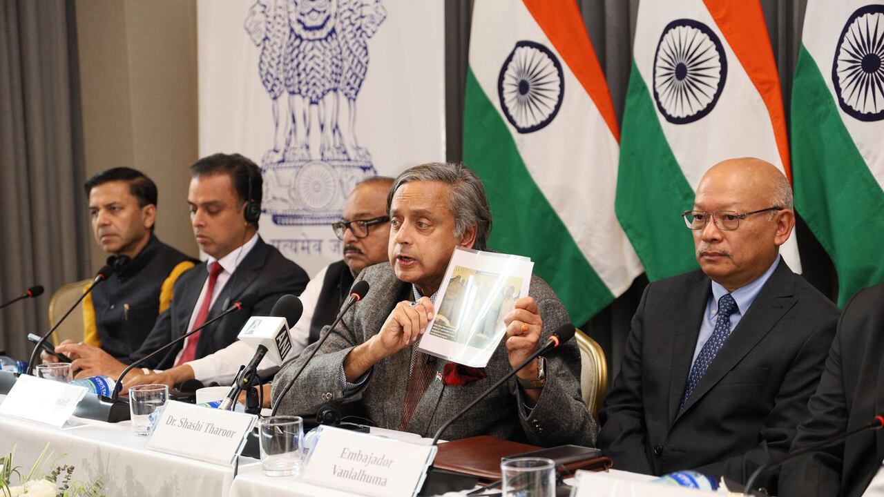 Shashi Tharoor, presidente del Comité de Asuntos Exteriores, hace parte de esta delegación.