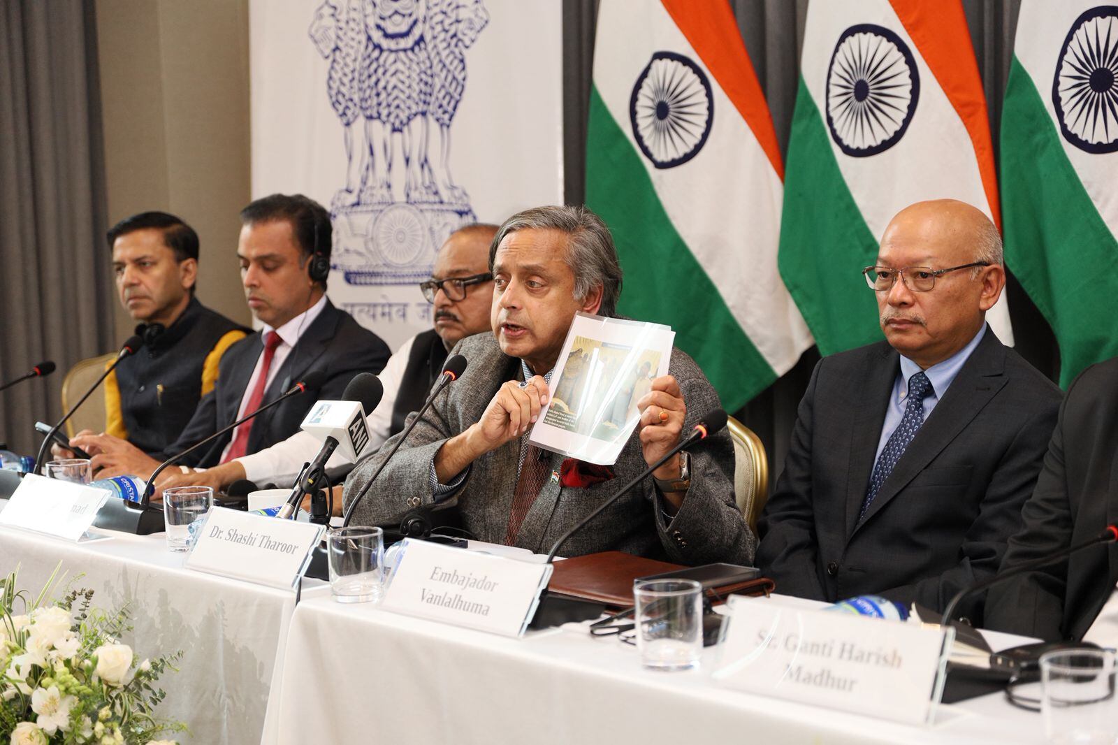 Shashi Tharoor, presidente del Comité de Asuntos Exteriores, hace parte de esta delegación.