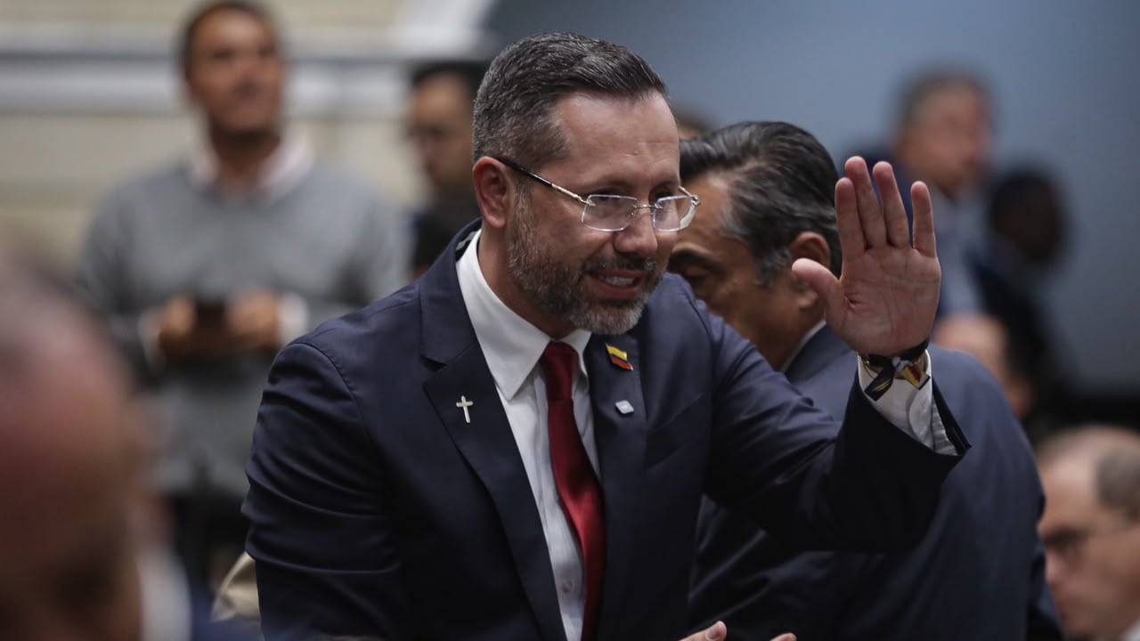 El ministro de Vivienda, Jaime Andrés Beltrán, continuará en su cargo luego de que el Senado negara la moción de censura en su contra.