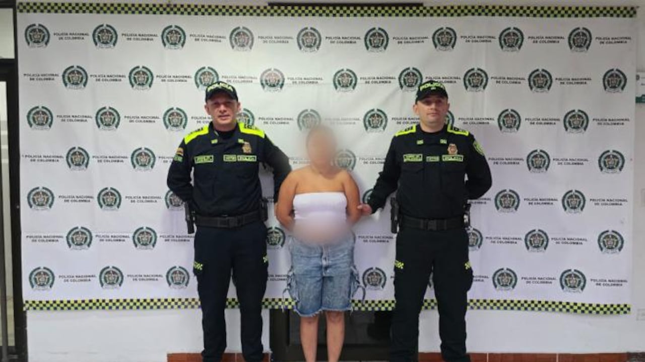 Policía presenta a alias Pantera, capturada por temas de narcotráfico.