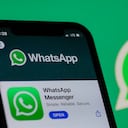 El logotipo de WhatsApp en la App Store que se muestra en la pantalla de un teléfono y el logotipo de WhatsApp en el fondo se ven en esta foto ilustrativa tomada en Polonia el 14 de enero de 2021. Las aplicaciones de mensajería Signal y Telegram ganaron popularidad debido a la nueva política de privacidad de WhatsApp. (Ilustración fotográfica de Jakub Porzycki/NurPhoto a través de Getty Images)