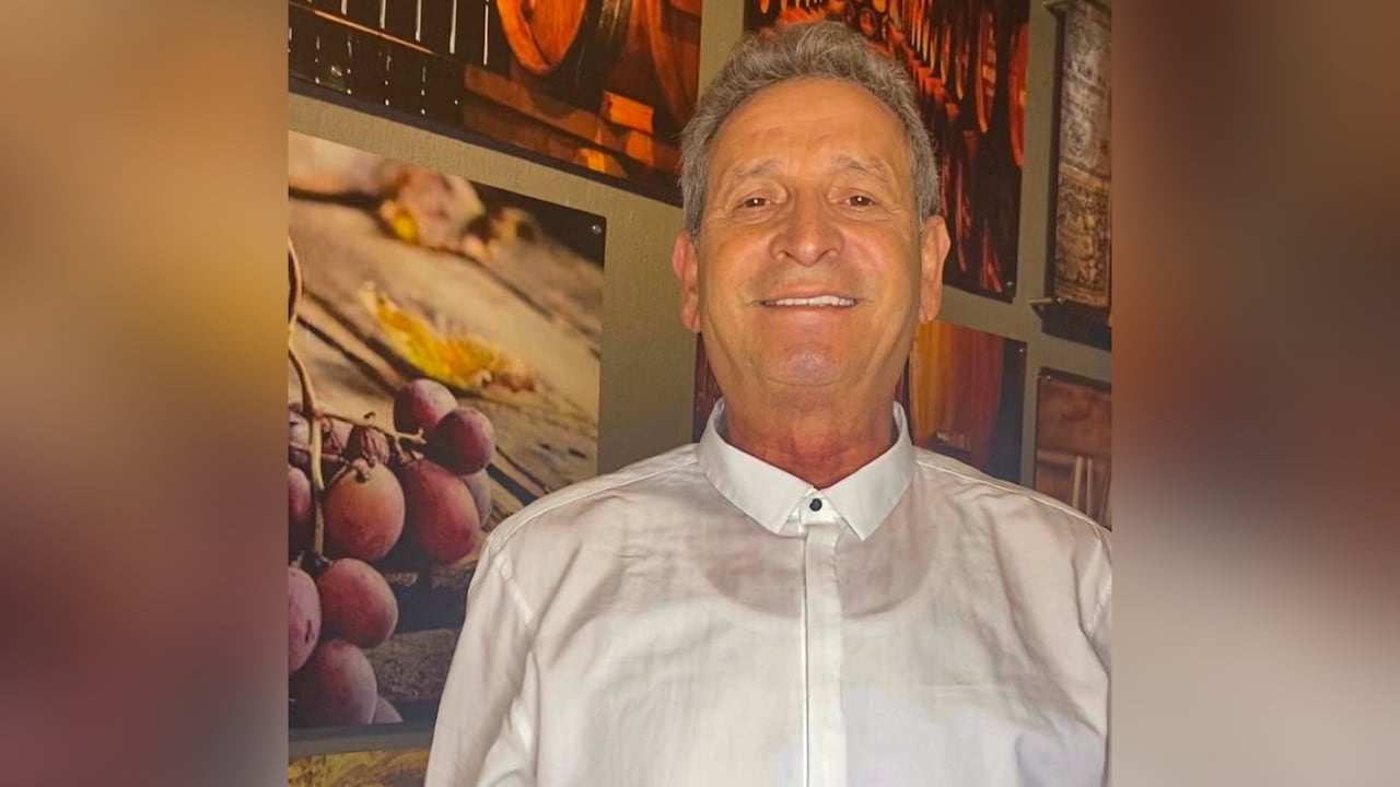 Los fans no han parado de llegar a Medicina Legal para rendirle tributo con cánticos a su memoria.