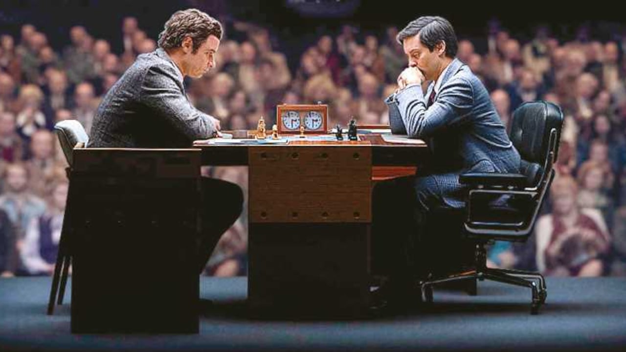 Bobby Fischer (Tobey Maguire) y el soviético Boris Spassky (Liev Schreiber) en un duelo histórico que se vuelve personal. La película retrata al primero como un prisionero de su inteligencia.