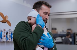 'The Pitt' en su frenética acción. Foto: Warrick Page/HBOMAX.