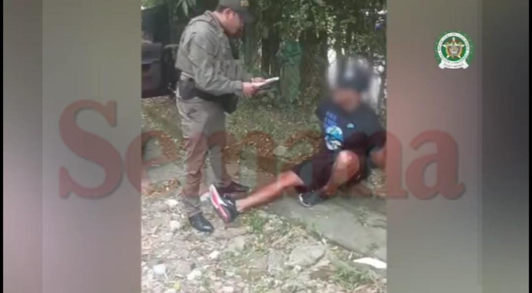 Momento en el que le informa a Manuel Vulic que sobre él pesa una circular roja de la Interpol.