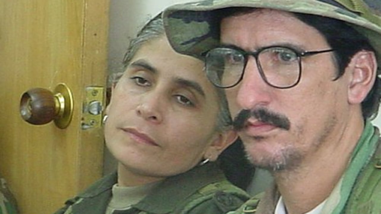 'Mariana Páez', en compañía de 'Julián Conrado', durante los diálogos en San Vicente del Caguán.