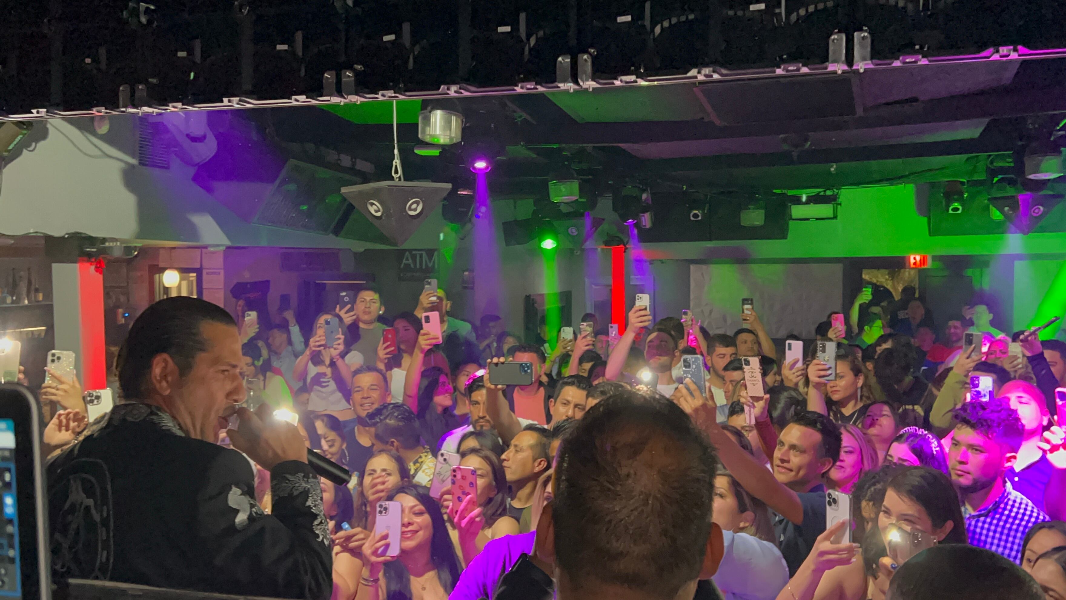 Gregorio Pernía cocina, trabaja, baila, le gusta estar en familia y es fiel. ¿Parece el hombre perfecto?