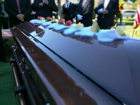 Varios exempleados de la funeraria señalaron que las dos mujeres realizaron desmembramientos no autorizados de cuerpos, y unas semanas después de que se publicara una historia de 2018, el FBI allanó el negocio.
