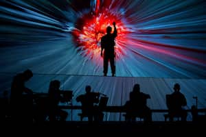 El director de videos musicales, diseñador gráfico, cantante y compositor francés Woodkid se presenta en el escenario del lago durante la noche de apertura del Festival de Jazz de Montreux en Montreux, Suiza, el viernes 2 de julio de 2021. El 55 Festival de Jazz de Montreux (MJF) durará desde julio Del 2 al 17 de julio. Teniendo en cuenta las directrices vigentes de las autoridades suizas relacionadas con el COVID-19, el MJF ha reinventado completamente su formato y, como festival, un escenario construido íntegramente sobre el lago albergará conciertos con una capacidad máxima de 500 asientos. Foto: Valentin Flauraud / Keystone vía AP.