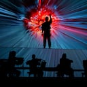 El director de videos musicales, diseñador gráfico, cantante y compositor francés Woodkid se presenta en el escenario del lago durante la noche de apertura del Festival de Jazz de Montreux en Montreux, Suiza, el viernes 2 de julio de 2021. El 55 Festival de Jazz de Montreux (MJF) durará desde julio Del 2 al 17 de julio. Teniendo en cuenta las directrices vigentes de las autoridades suizas relacionadas con el COVID-19, el MJF ha reinventado completamente su formato y, como festival, un escenario construido íntegramente sobre el lago albergará conciertos con una capacidad máxima de 500 asientos. Foto: Valentin Flauraud / Keystone vía AP.