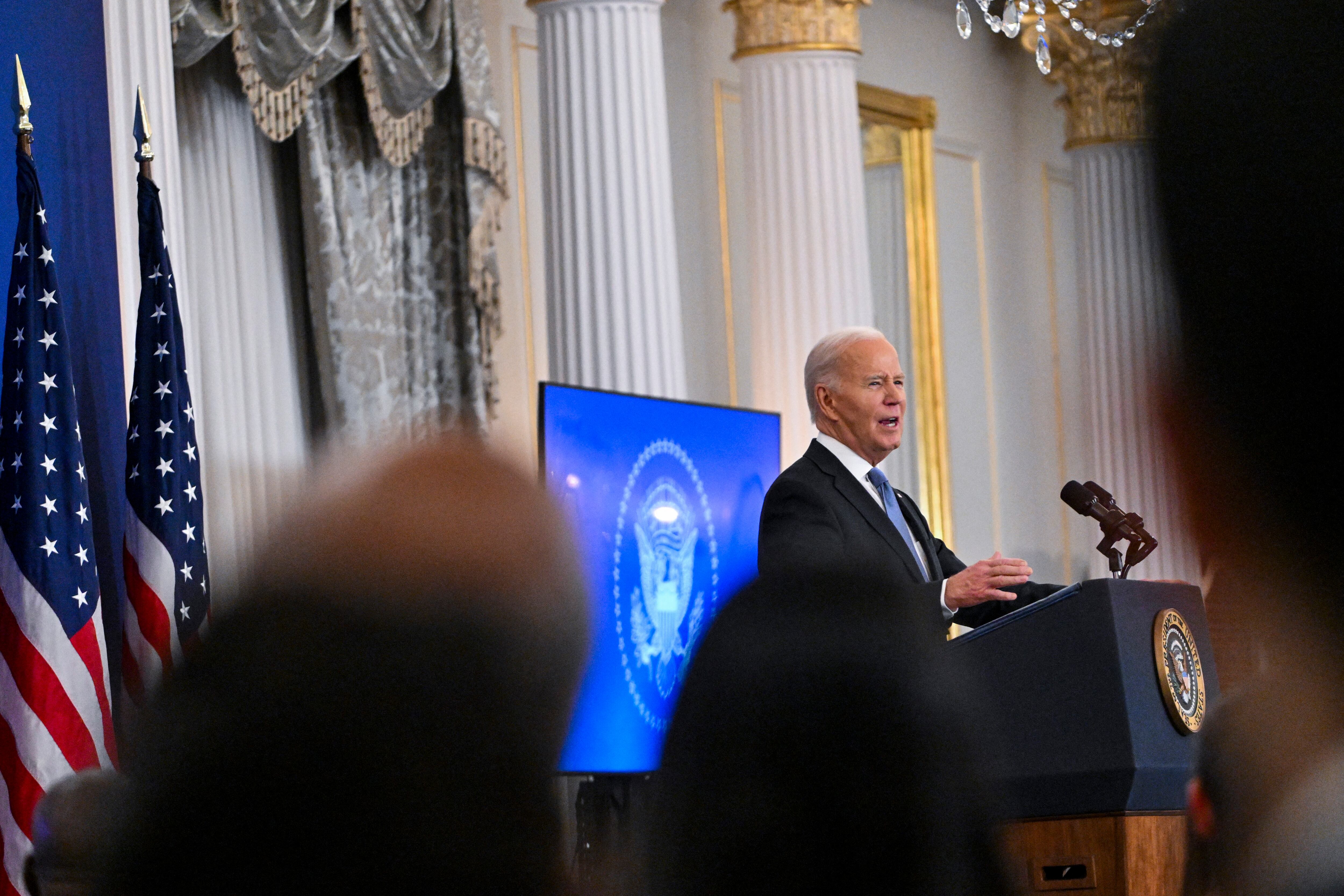 El presidente estadounidense Joe Biden habla en el Departamento de Estado en Washington, DC, el 13 de enero de 2025, mientras pronuncia su último discurso sobre política exterior. (Foto de ROBERTO SCHMIDT / AFP)