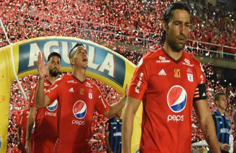 América de Cali. El clásico rojo escarlata fue el color elegido 'La Mechita' para su regreso a la A. 