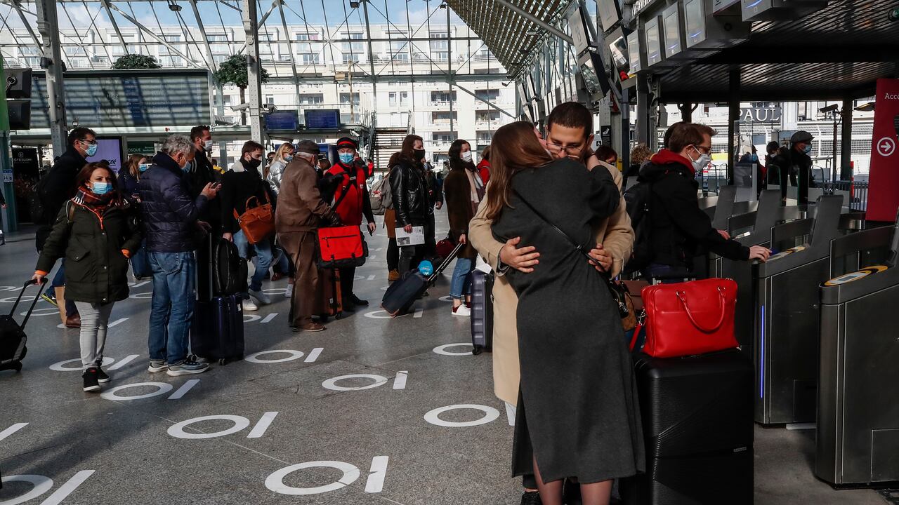 Autoridades de Francis señalaron que sigue siendo necesario respetar la distancia social, lavarse las manos con frecuencia y usar gel de manos. (AP Photo/Michel Euler)
