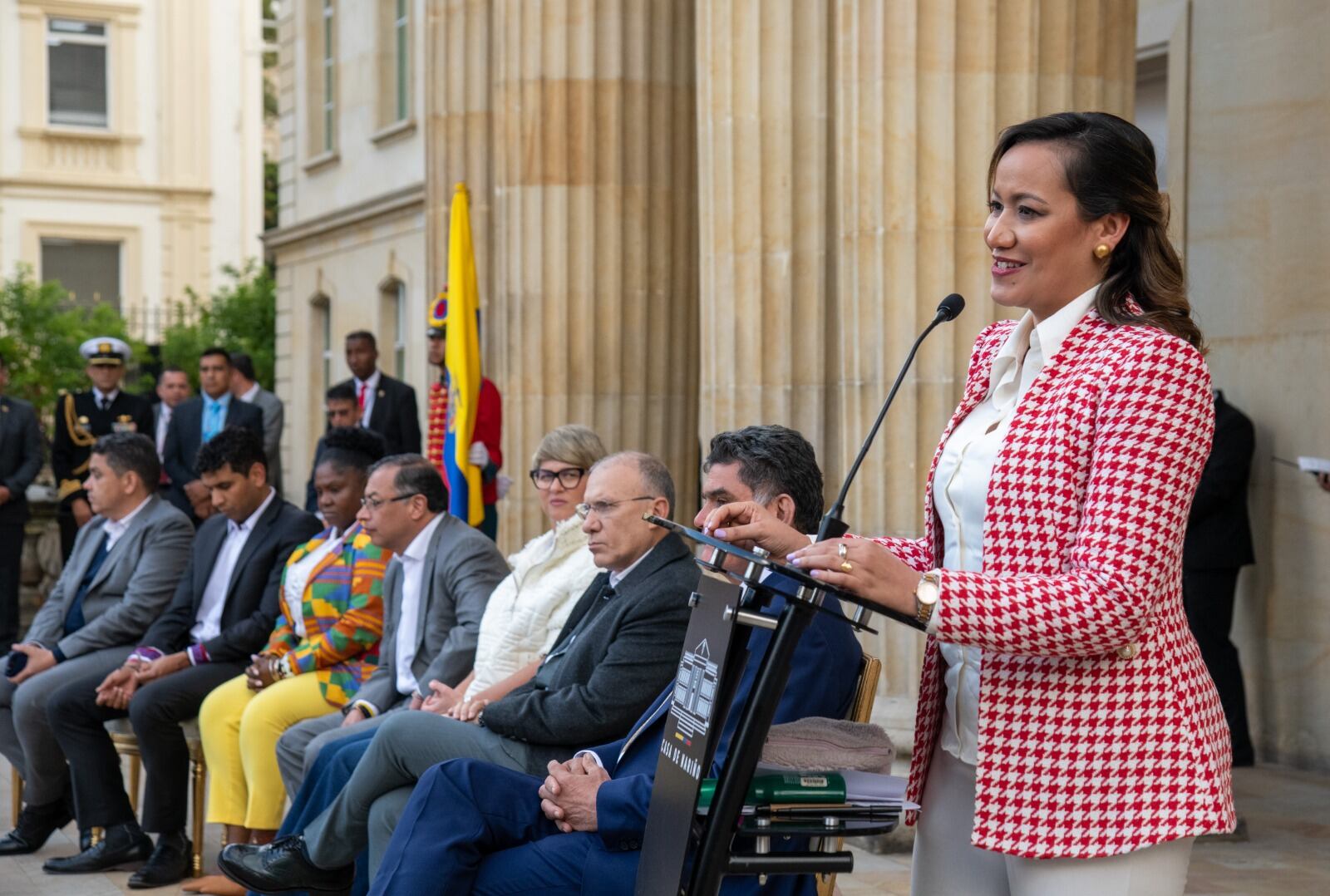 En la Plaza de Armas de la Casa de Nariño se realizó un acto donde el presidente Gustavo Petro y la entonces ministra de Salud, Carolina Corcho, recibieron la propuesta de la reforma estructural al sistema de salud para luego ser radicada.