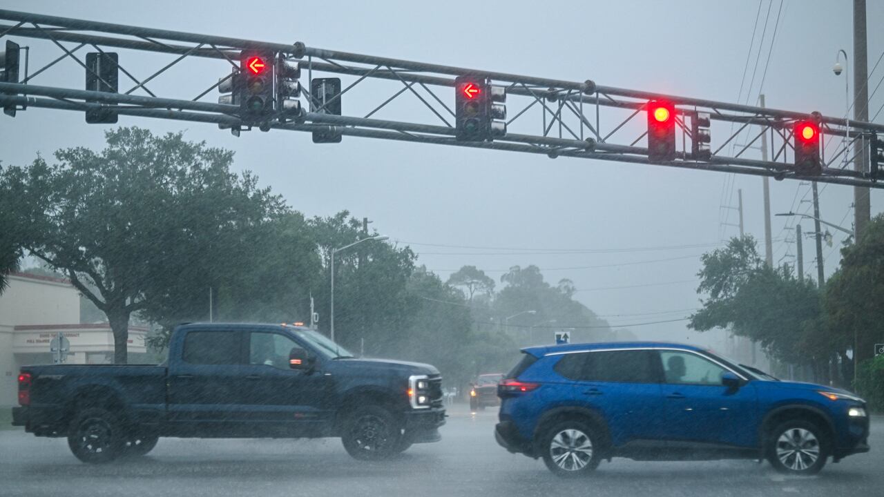 Los vehículos circulan bajo una intensa lluvia antes de que el huracán Milton toque tierra en Sarasota, Florida, el 9 de octubre de 2024.