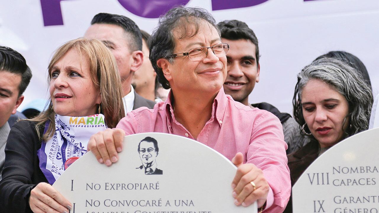  Aunque el presidente Gustavo Petro, en tiempos de campaña, firmó sobre mármol que no convocaría una asamblea constituyente, con el anuncio reciente incumplió su promesa.