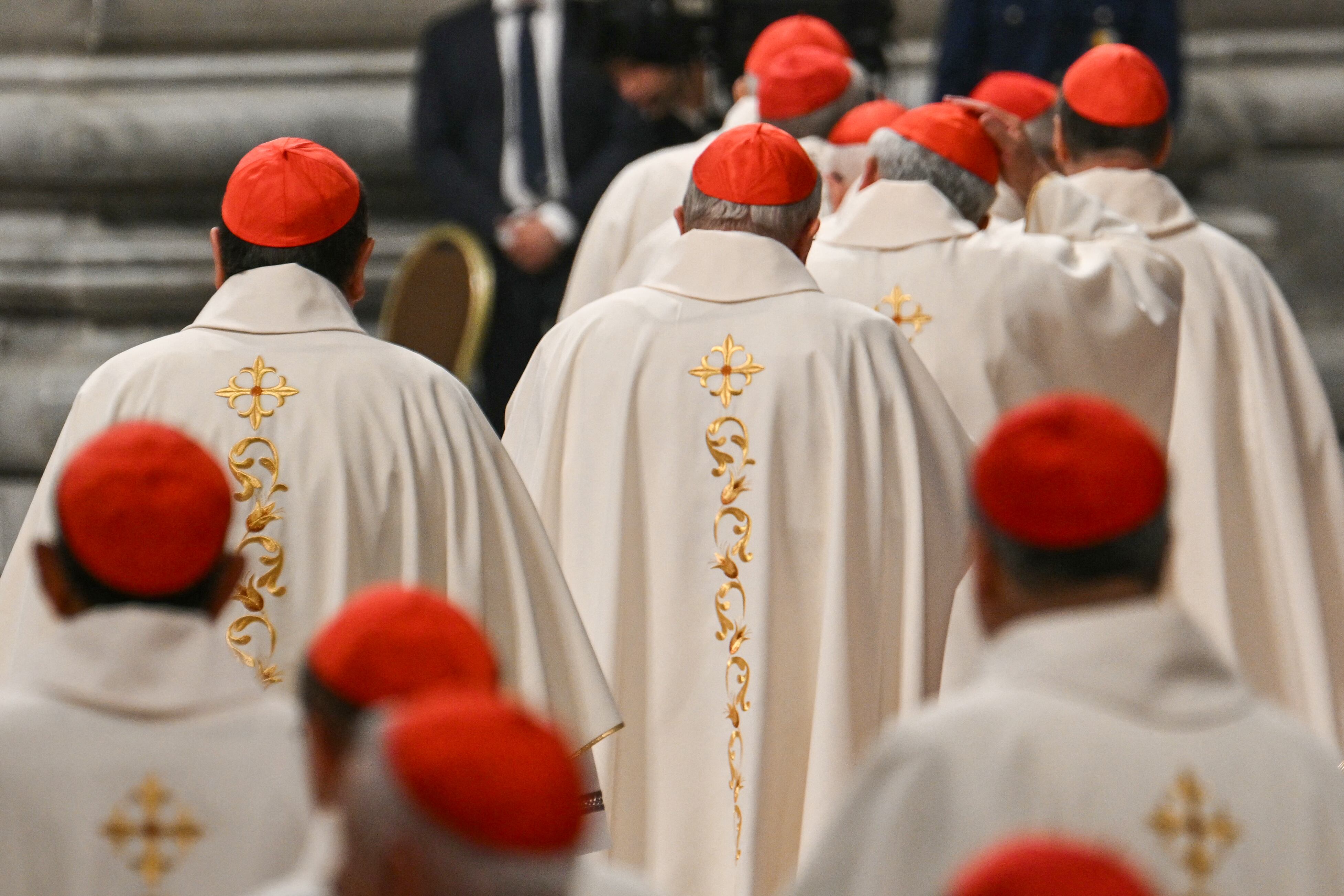 Los cardenales llegan para asistir a la misa del Noveno Novembre en la Basílica de San Pedro en el Vaticano, el 4 de mayo de 2025. (Foto de Alberto PIZZOLI / AFP)