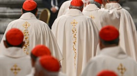 Los cardenales llegan para asistir a la misa del Noveno Novembre en la Basílica de San Pedro en el Vaticano, el 4 de mayo de 2025. (Foto de Alberto PIZZOLI / AFP)