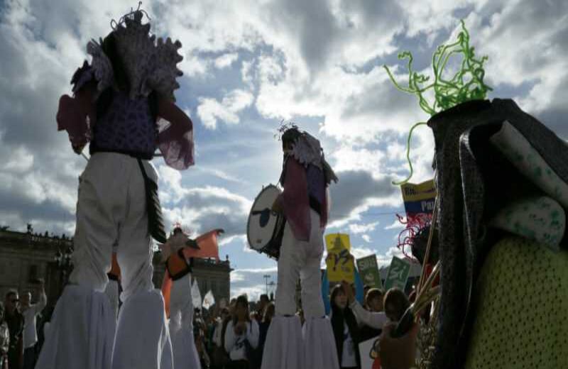  La tarde capitalina se llenó de color con y fiesta con las comparsas que acompañaron el evento. Guillermo Torres /SEMANA
