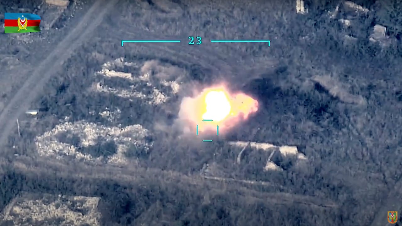 En esta fotografía tomada de un metraje publicado por el Ministerio de Defensa de Azerbaiyán el domingo 27 de septiembre de 2020, las fuerzas de Azerbaiyán destruyen el sistema antiaéreo armenio en la línea de contacto de la autoproclamada República de Nagorno-Karabaj, Azerbaiyán.