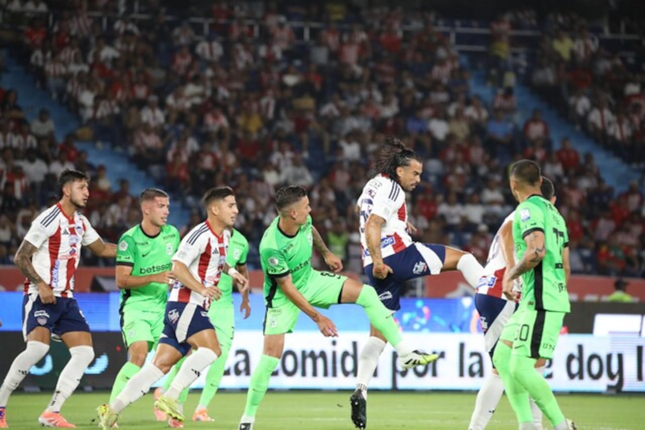 Javier Báez rechazando con fortaleza un balón ante Atlético Nacional