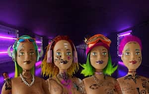 Se atribuye a la intervención de sus personajes con tatuajes, piercings, estilos de cabello, entre otros accesorios