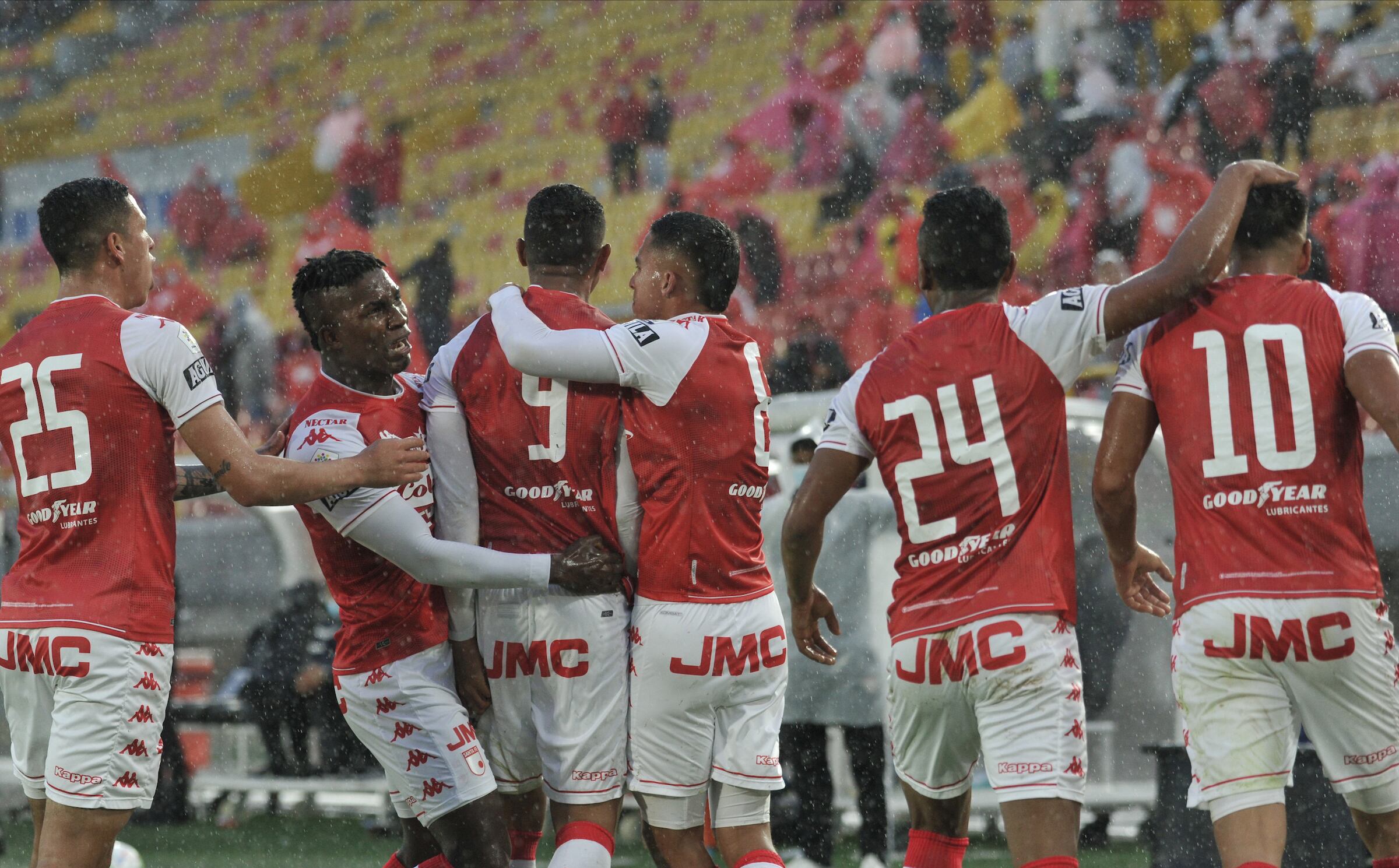 BOGOTA - COLOMBIA, 27-10-2021: Independiente Santa Fe y Jaguares de Cordoba F. C., en partido de la fecha 16 por la Liga BetPlay DIMAYOR II 2021 en el estadio Nemesio Camacho El Campin de la ciudad de Bogota. / Independiente Santa Fe and Jaguares de Cordoba F. C. in a match of the 16th date for the BetPlay DIMAYOR II 2021 League at the Nemesio Camacho El Campin Stadium in Bogota city. / Photo: VizzorImage / Luis Ramirez / Staff.