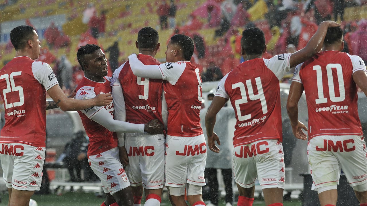 BOGOTA - COLOMBIA, 27-10-2021: Independiente Santa Fe y Jaguares de Cordoba F. C., en partido de la fecha 16 por la Liga BetPlay DIMAYOR II 2021 en el estadio Nemesio Camacho El Campin de la ciudad de Bogota. / Independiente Santa Fe and Jaguares de Cordoba F. C. in a match of the 16th date for the BetPlay DIMAYOR II 2021 League at the Nemesio Camacho El Campin Stadium in Bogota city. / Photo: VizzorImage / Luis Ramirez / Staff.