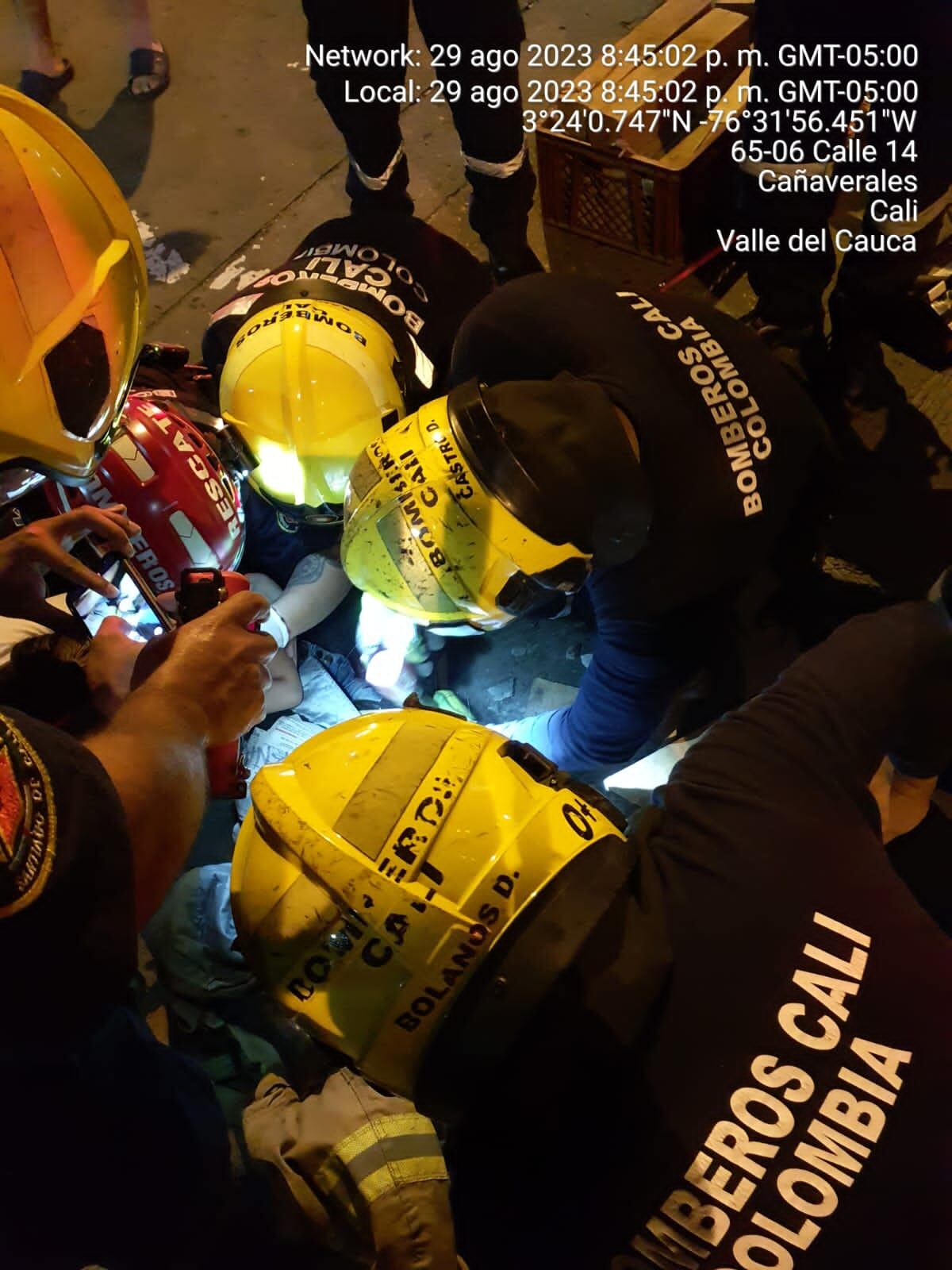 Unos 10 bomberos atendieron la emergencia de la niña que quedó atrapada en una alcantarilla.