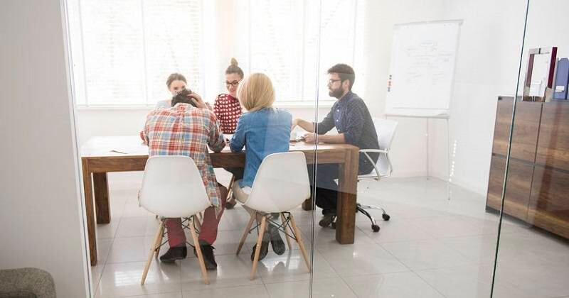 2. La importancia de las prácticas profesionales: Es indispensable actualmente que los estudiantes experimenten el mundo laboral desde el principio, a través de programas como las pasantías y prácticas profesionales. Además, el WEF recomienda acciones como la participación del sector privado en la formación del profesorado o la tutoría en el lugar de trabajo.