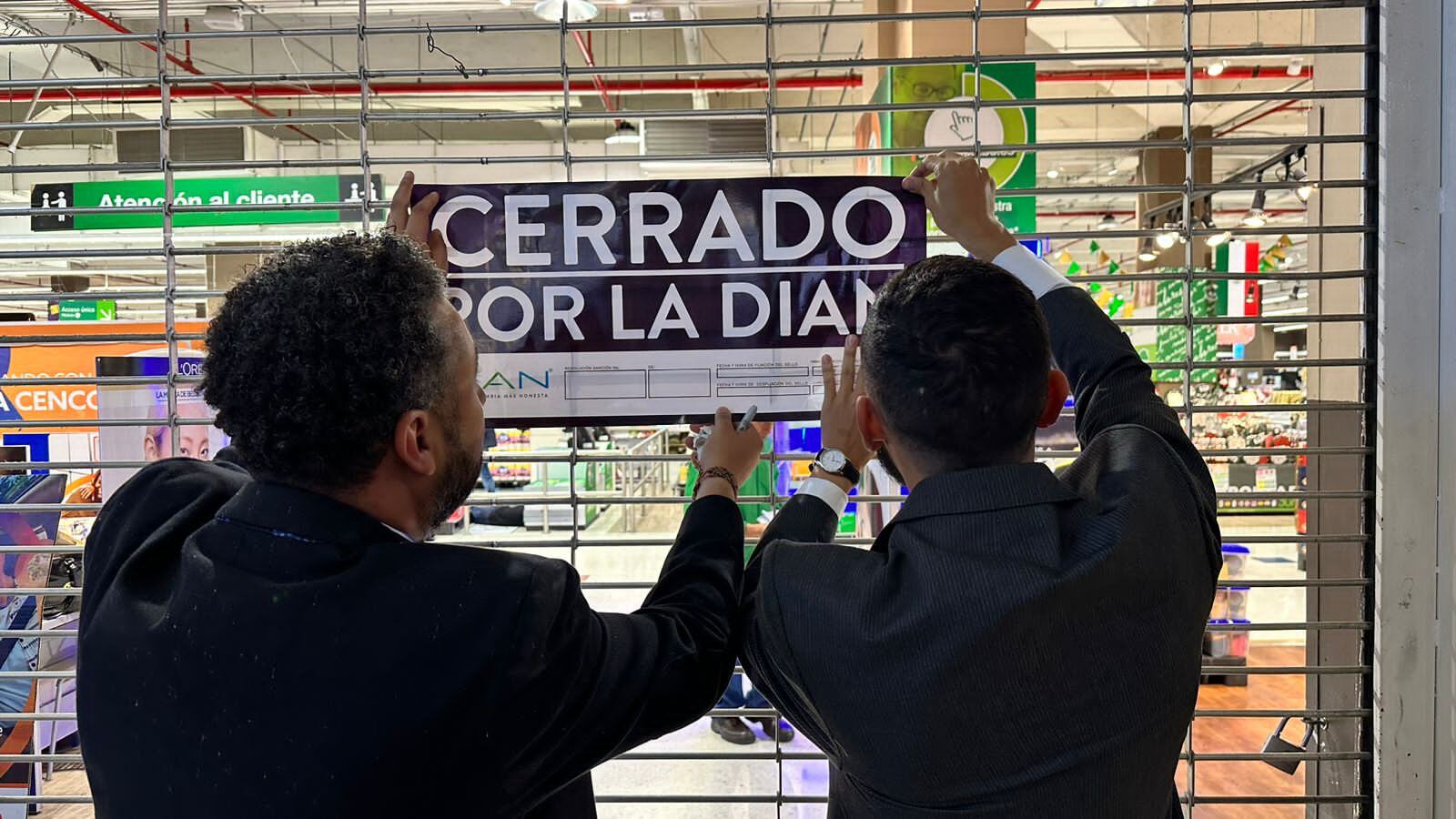 Dian cierra establecimiento en Centro Comercial Santafé.
