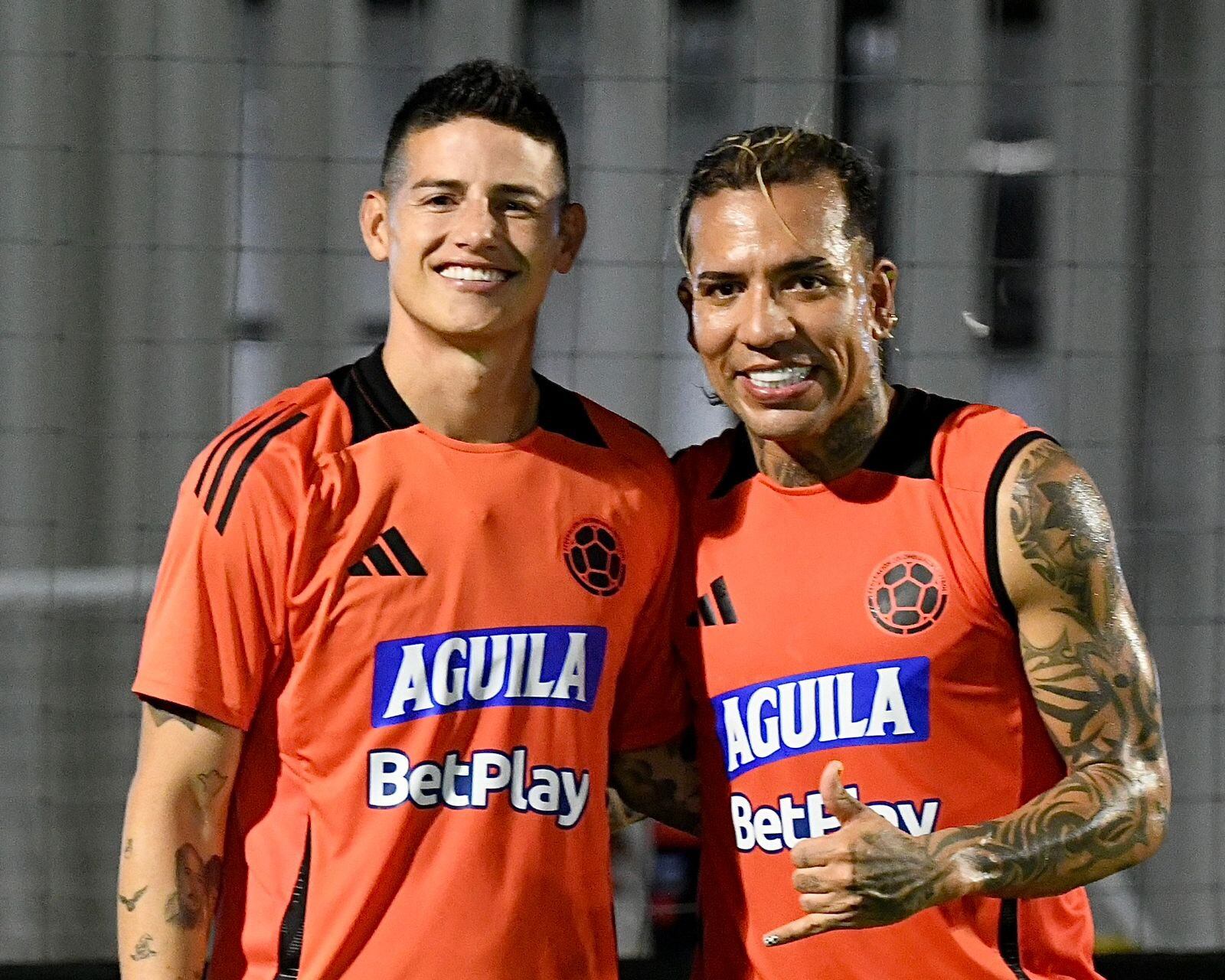 James Rodríguez junto a Dayro Moreno en el entrenamiento de la Selección Colombia