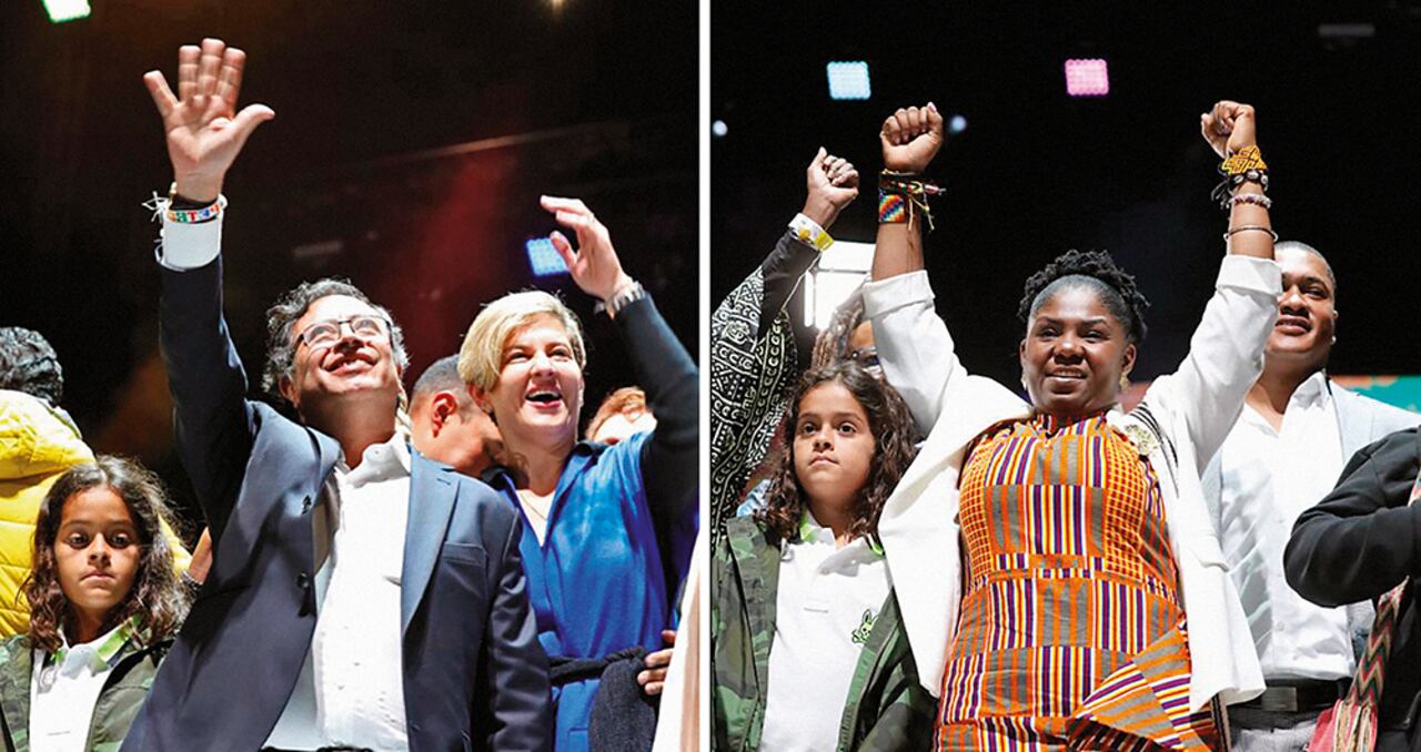 En la tarima, Petro estuvo acompañado, entre otros, de su esposa e hijos, de su padre, de la vicepresidenta electa, Francia Márquez, y de la mamá del joven Dilan Cruz, quien murió en medio de unas protestas en Bogotá durante enfrentamientos con el Esmad. Francia Márquez señaló: “Juntos empezamos a construir la nueva historia”.