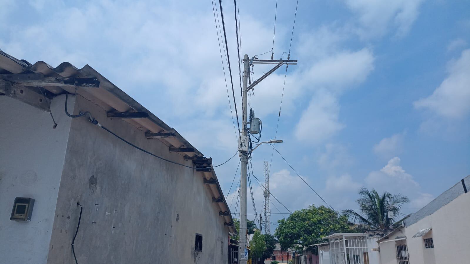 Un transformador, en ambos barrios, está dañado desde hace varios días.
