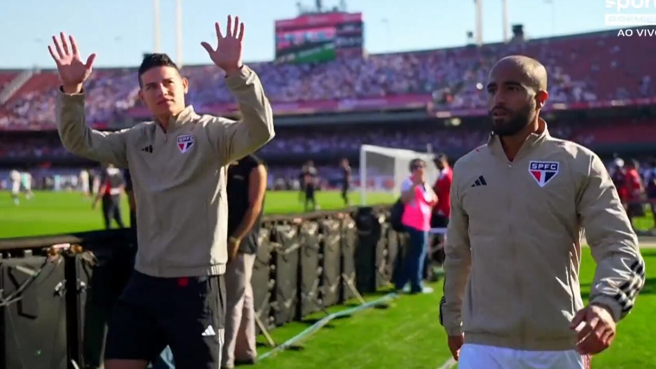 James Rodríguez paseó por las gradas del Morumbi donde se encontró con su nueva afición.