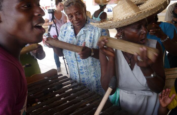 Las cantaoras, cada una con su guasá, son de suma importancia para entonar los ritmos del Pacífico.