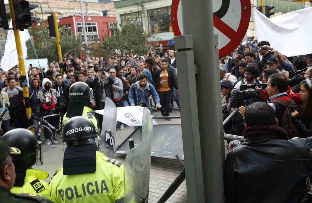 La Policía cerró el acceso a la carrera séptima, pues por allí pasará la marcha en respaldo al expresidente convocada por su partido. Foto: Guillermo Torres Reina