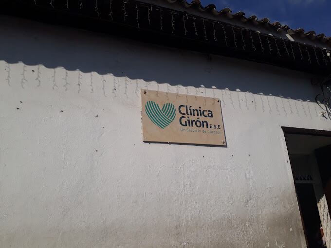 La pequeña fue llevada de urgencias hasta la Clínica de Girón.