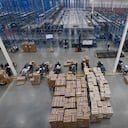 Dafiti Colombia tienda de comercio electrónico especializada en moda, que alberga cientos de marcas y que ofrece a sus usuarios la compra online y la entrega a domicilio de los productos
Bodega y logistica
trabajadores trabajo empleo
e-commerce
Siberia Cundinamarca noviembre 12 del 2020
Foto GuillermoTorres Reina / Semana