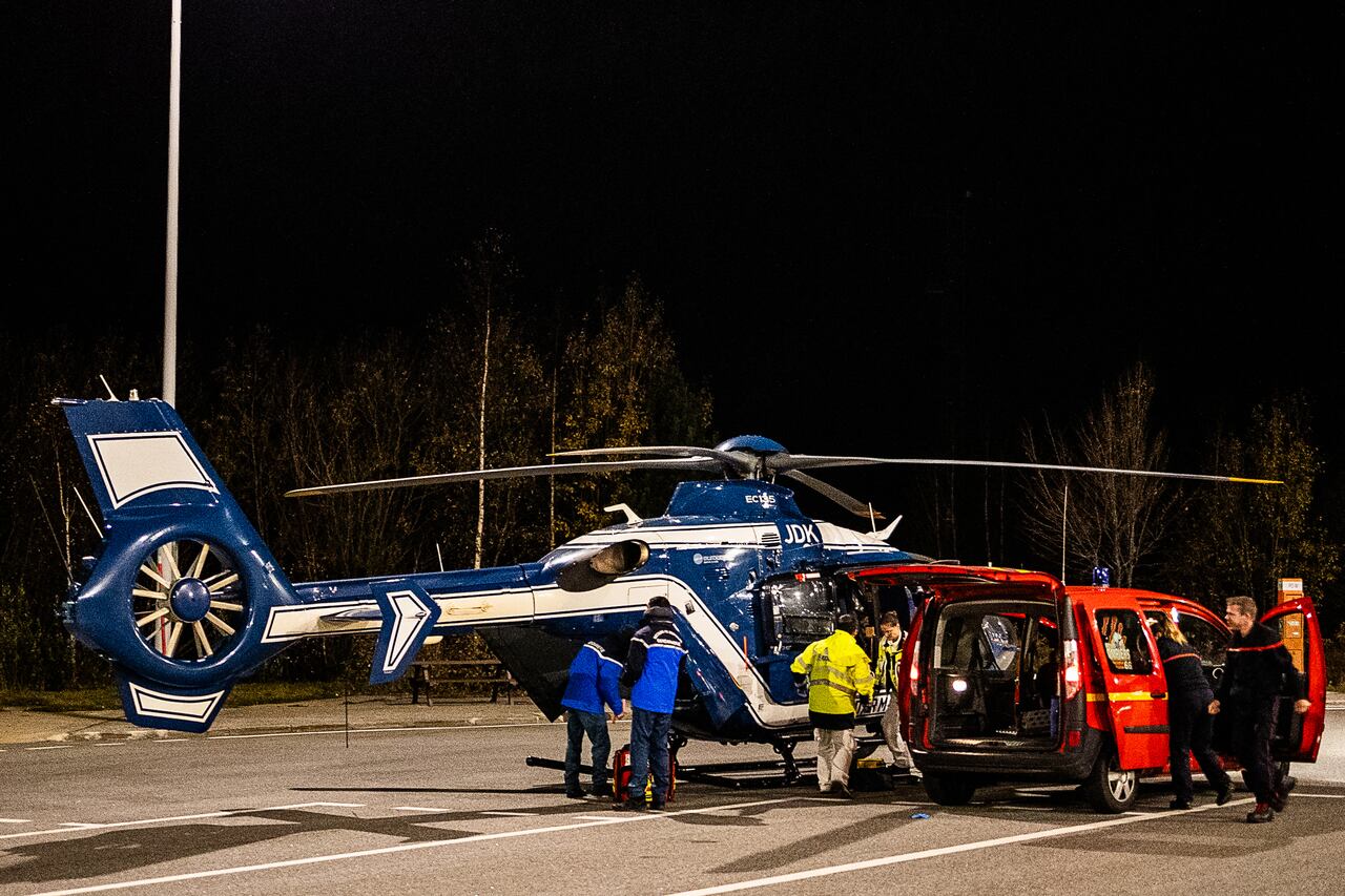 Oficiales de la gendarmería francesa, miembros del equipo pediátrico de Toulouse y servicios de emergencia operan desde el puesto de mando improvisado en Porte-Puymorens, en el sur de Francia, el 1 de diciembre de 2024, tras el accidente de un autobús español en ruta de Barcelona a Andorra.