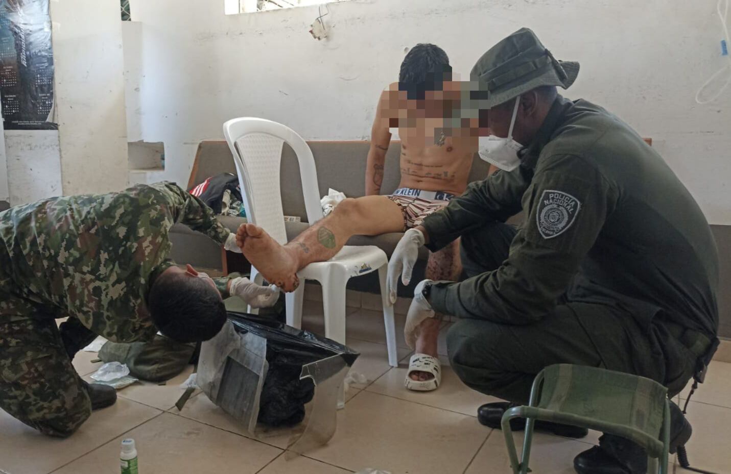 Los enfermeros de combate del Ejército y de la Policía le brindaron los primeros auxilios a los disidentes luego que se entregaran a las tropas que permanecen en el corregimiento de El Plateado, Argelia.