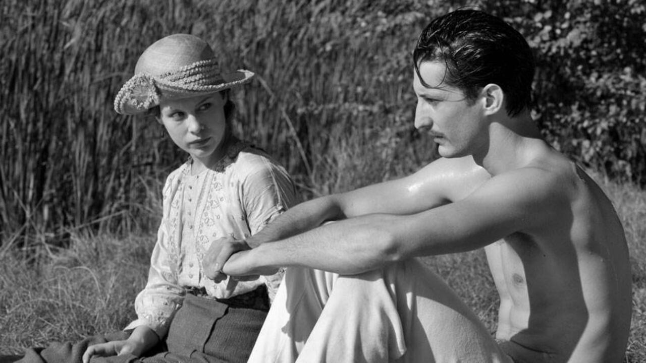 Pierre Niney interpreta a Adrien, un joven francés que llega a Alemania para visitar la tumba de un soldado germano que murió en la guerra.
