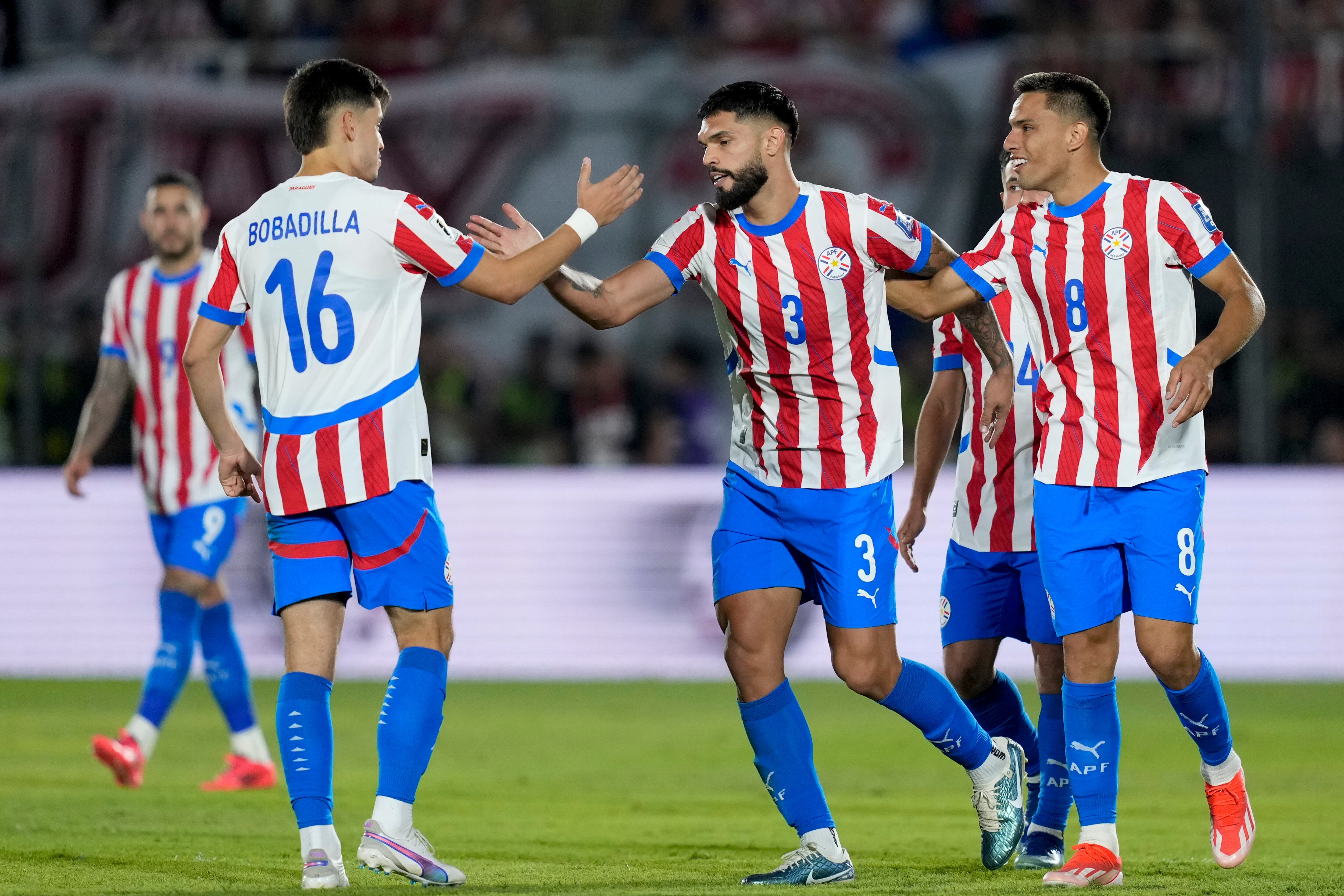 Omar Alderete (3) de Paraguay celebra el segundo gol de su equipo contra Argentina durante un partido de clasificación para la Copa Mundial de la FIFA 2026 en Asunción, Paraguay, el jueves 14 de noviembre de 2024. (Foto AP/Jorge Saenz)