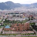 En primer plano, la moderna sede de la Gobernación de Cundinamarca, situada
en la avenida 26 n.o 51-53 en Bogotá.